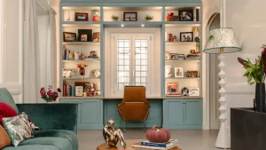 Immagine di un salotto con libreria su misura, arredamento artigianale e design moderno, con dettagli in legno e piante decorative. Arredamenti Fagnini – Arredo su misura per spazi esclusivi, con mobili personalizzati in legno, arte artigianale e design contemporaneo a Firenze | Blog 2026/1 - Il Su Misura nel Lusso Contemporaneo: Quando l’Arredo Diventa Identità | Blog Arredamenti Fagnini Firenze - Arredamenti Fagnini s.r.l. Via Pistoiese 247/A - 50145 Firenze (FI)